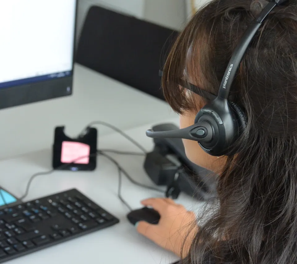 Enquêteur téléphonique faisant passer un questionnaire en ligne