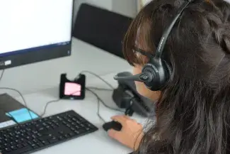 Enquêteur téléphonique faisant passer un questionnaire en ligne